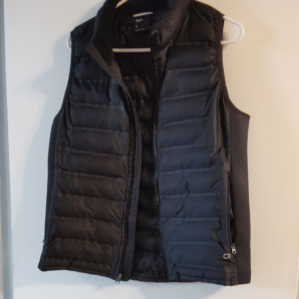 GAP Women's Black Quilted Vest With Stretch Sides & Zippered Pockets